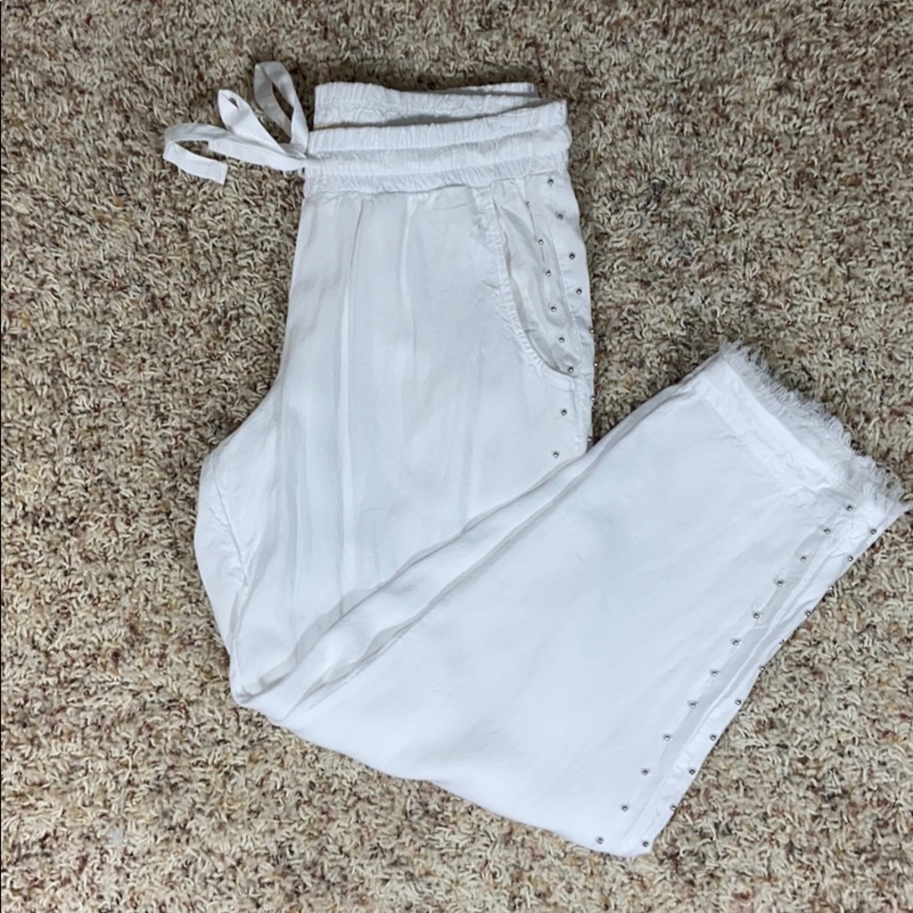 Cloth & Stone white capri silver studded accent